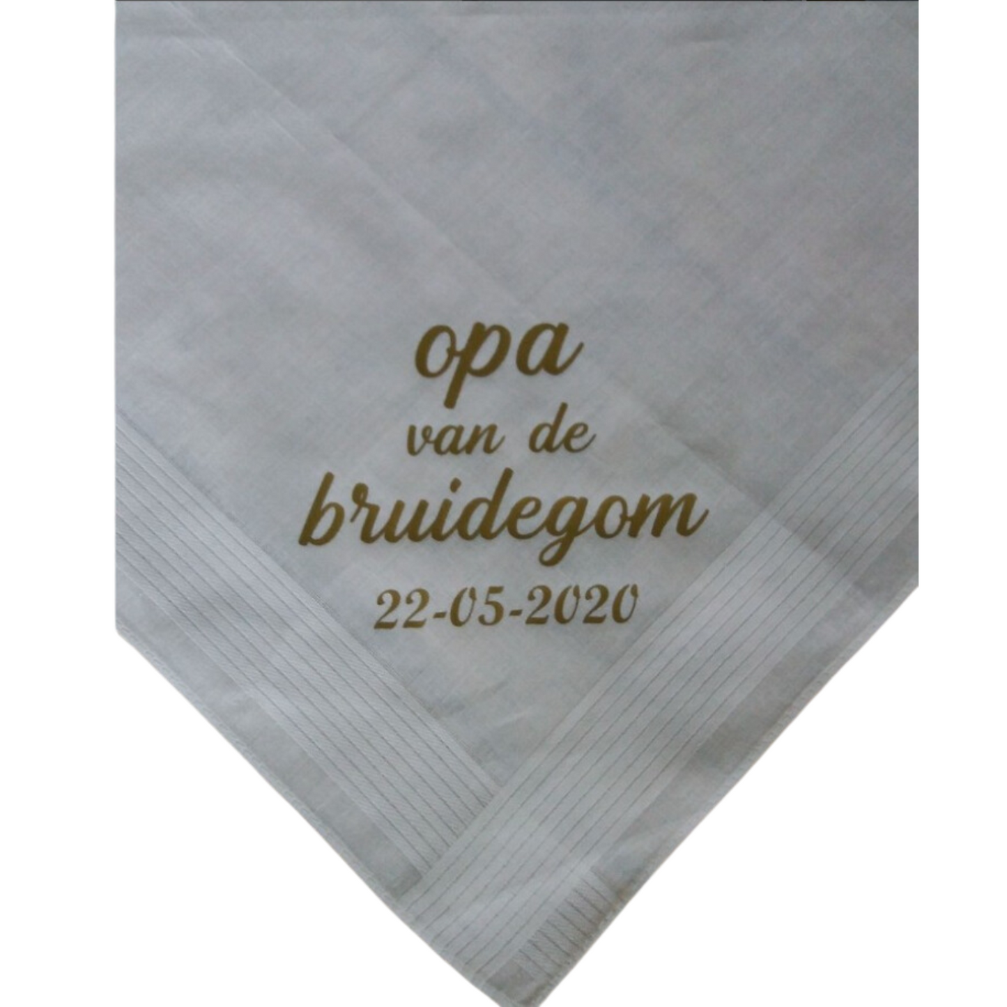 Een zakdoek met de tekst 'opa van de bruidegom' met daaronder een datum van de bruiloft.