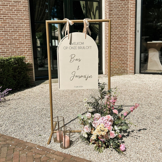 Prachtig elegant en minimalistisch welkomstbord met ronde boog. bedrukt met sierlijke gouden letters